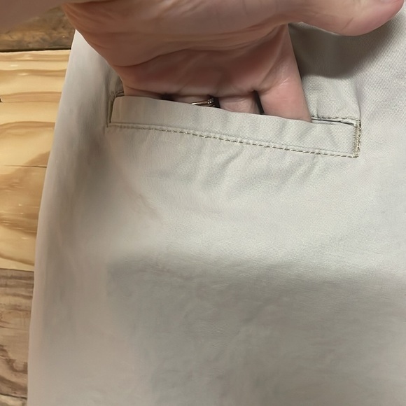 GAP size 8 Khaki Color Mid-rise Boyfriend Roll-up 8” Inseam Shorts with Pockets - Picture 5 of 10